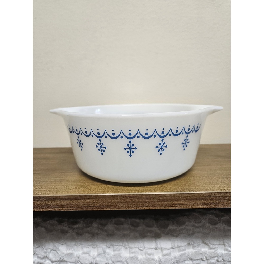 472 PYREX White Casserole Dish White Blue Snowflake Garland Trim 1.5 Pt No Lid